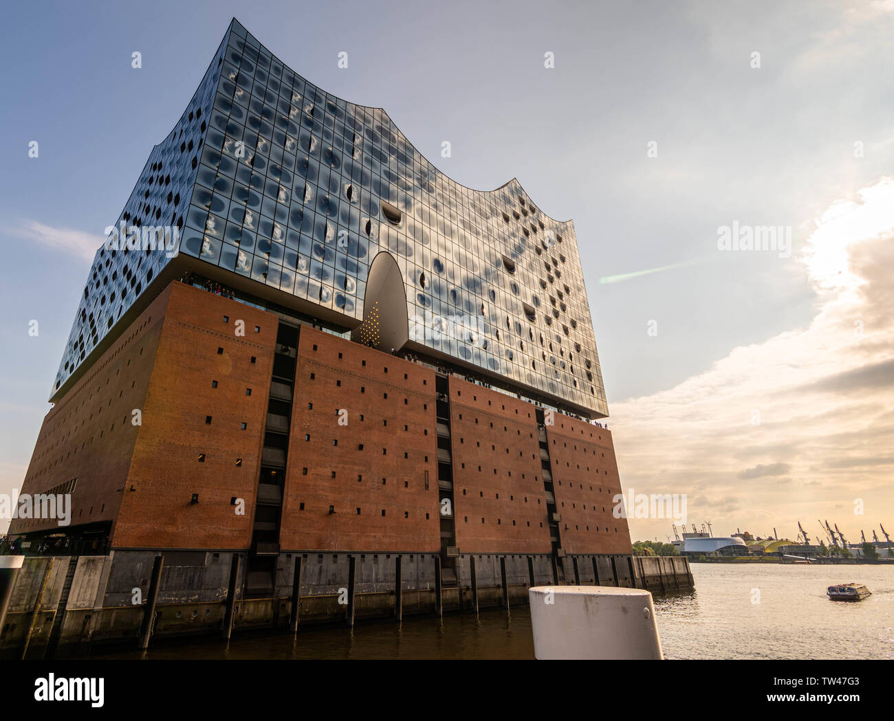 HAMBURG, DEUTSCHLAND - 17. MAI 2019: Elbphilharmonie oder Elbphilharmonie ist ein Konzertsaal in der Stadt Hamburg in Deutschland Stockfoto