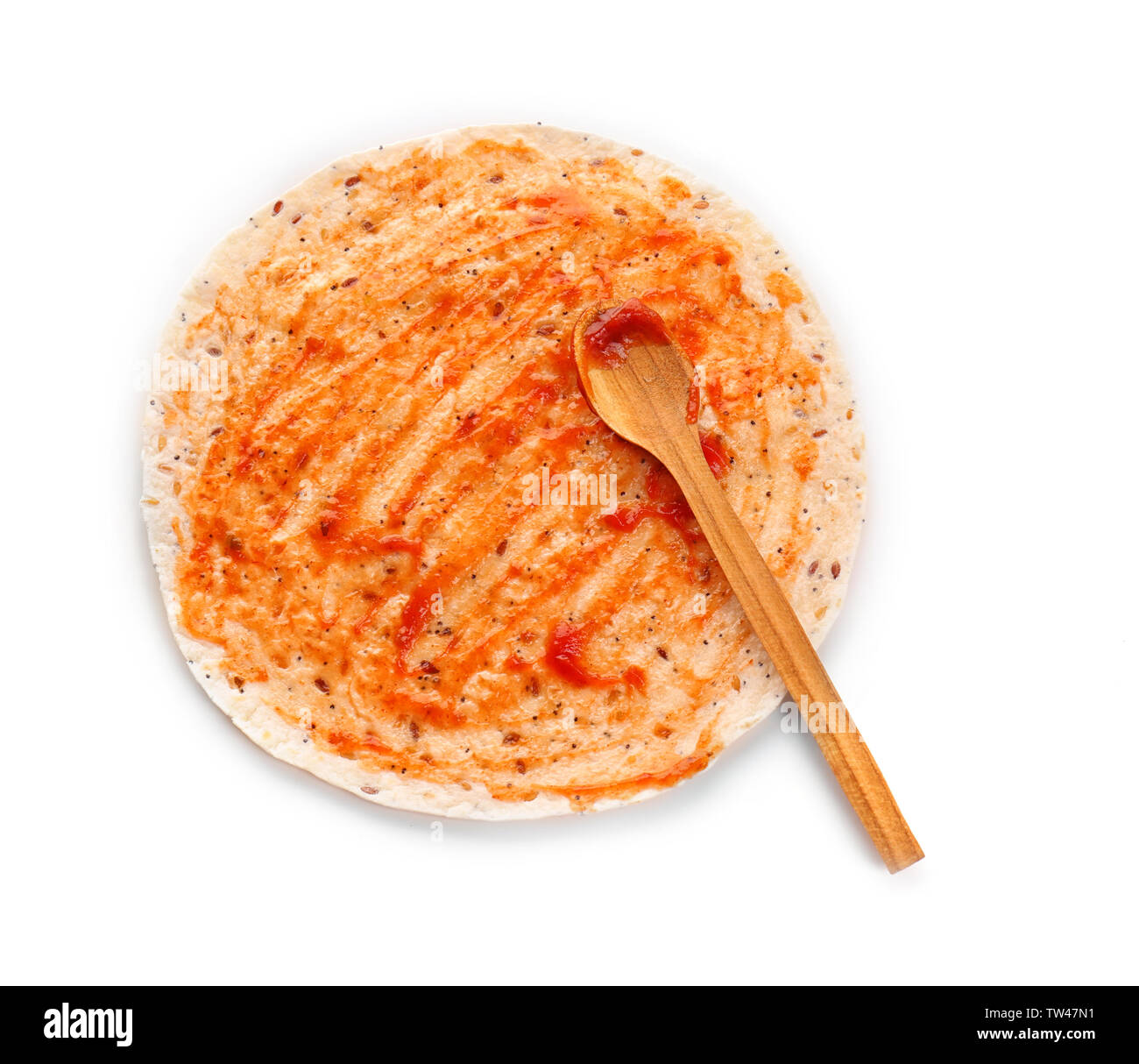 Mehl Tortilla mit Tomatensauce und Löffel isoliert auf weißem Stockfoto