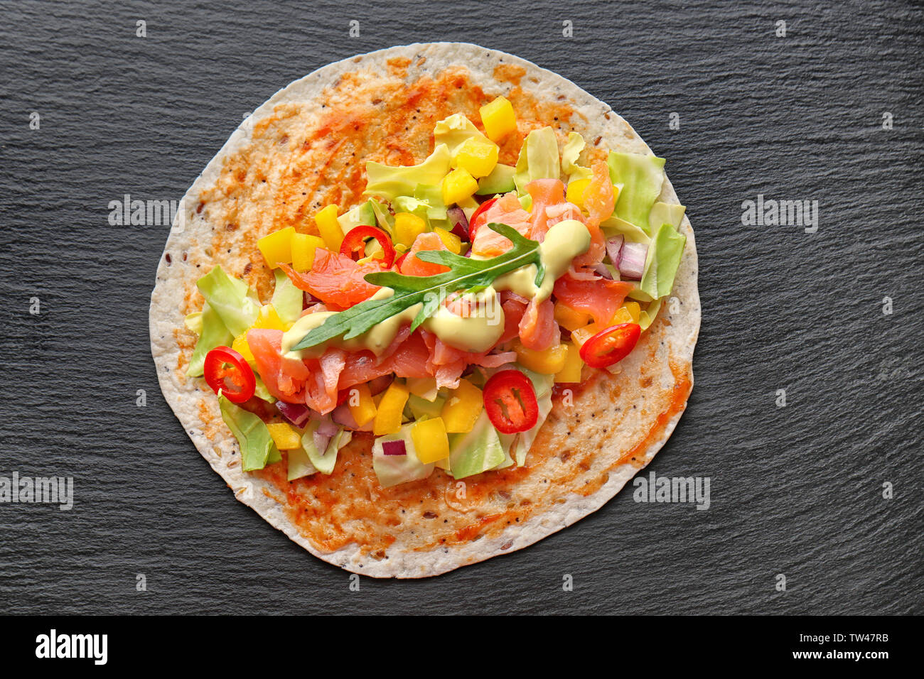 Lecker Fisch taco auf dunklem Hintergrund Stockfoto