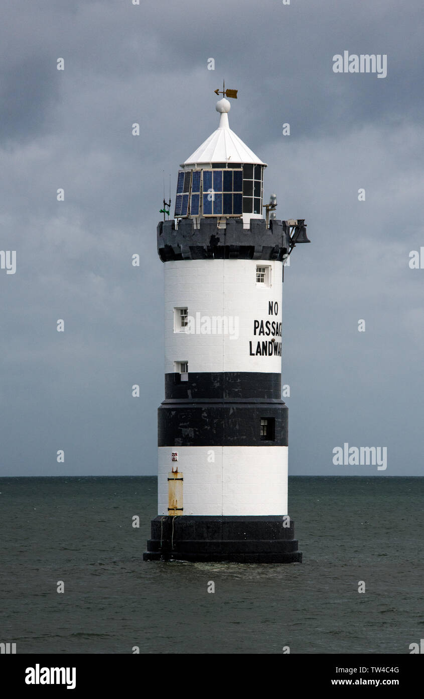 Penmon Leuchtturm vor der Küste von Anglesey in der Nähe von Beaumaris, North Wales Stockfoto