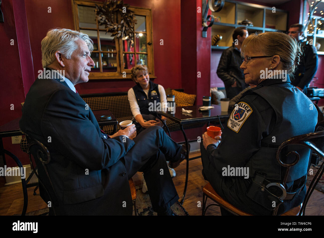 UNITED STATES - 7. März 2016: Attorney General Mark R. Hering Gespräche mit purcellville Polizeichef McAlister während der "Kaffee mit Programm ein Cop" bei M Stockfoto