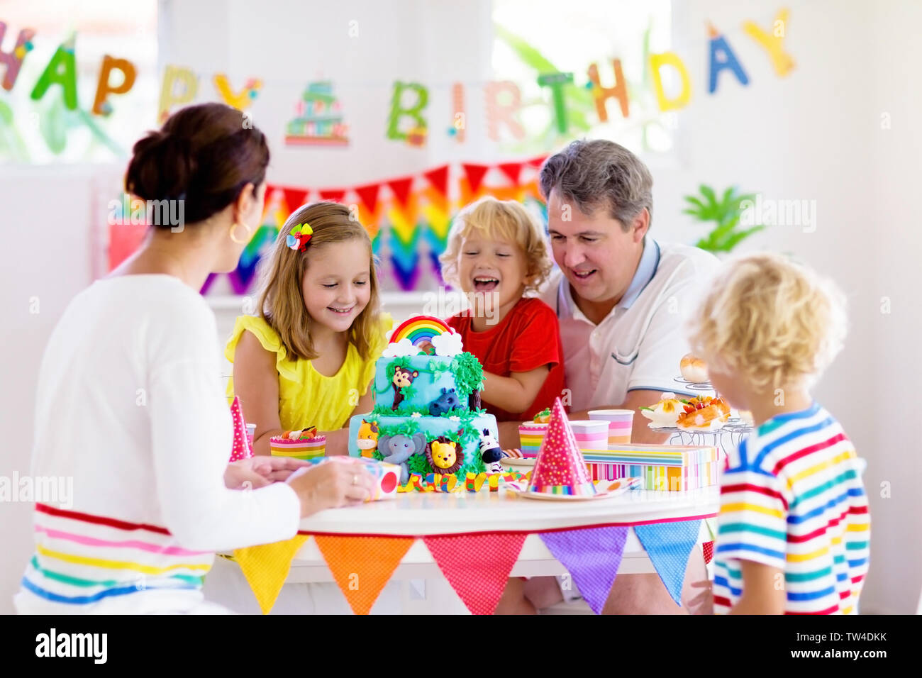 Kindergeburtstag Kind Kerzen Ausblasen Auf Kuchen Und Eroffnung