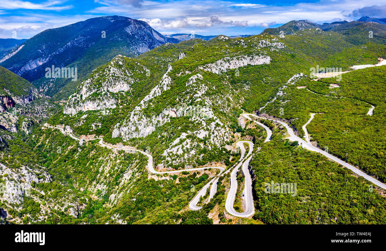 Kurvenreiche Straße in den Bergen von Griechenland Stockfoto