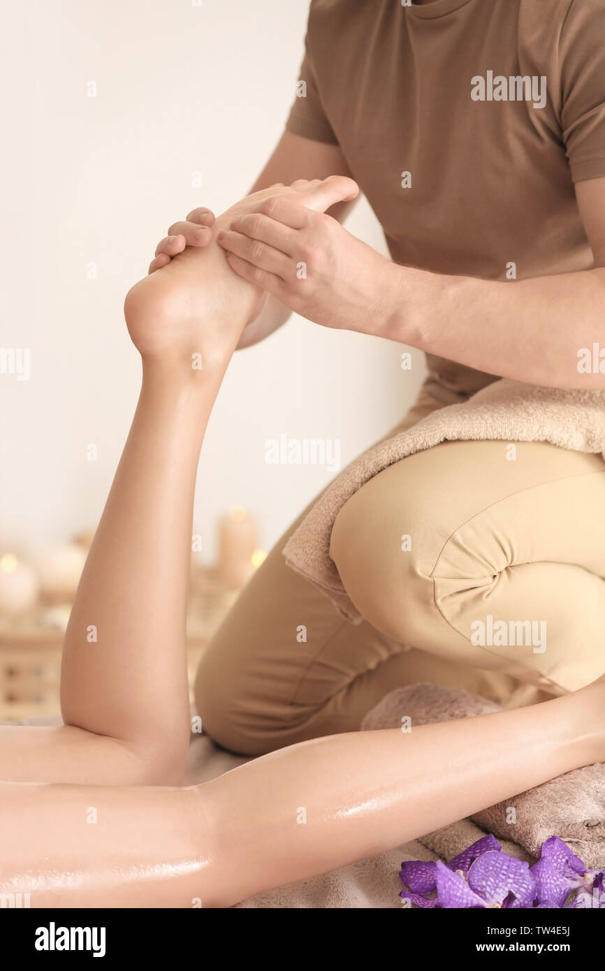 Junge Frau in Fuß Massage im Spa Salon Stockfoto