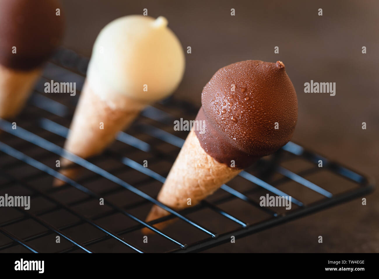 Schokoladeneis, Vanilleeis mit Konus auf dunklem Hintergrund Stockfoto