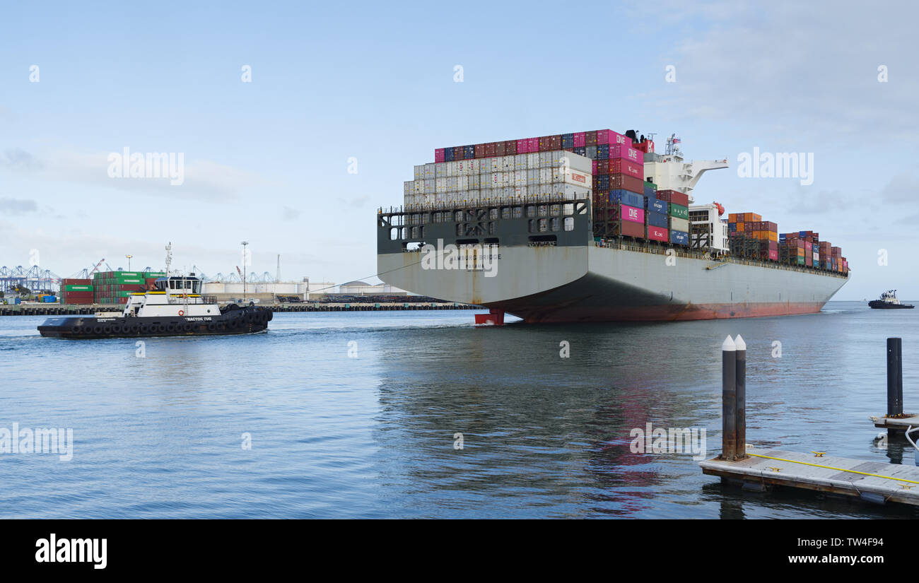 Containerschiff Hamburg Bridge mit Abfahrt vom Hafen von Los Angeles in Kalifornien. Stockfoto