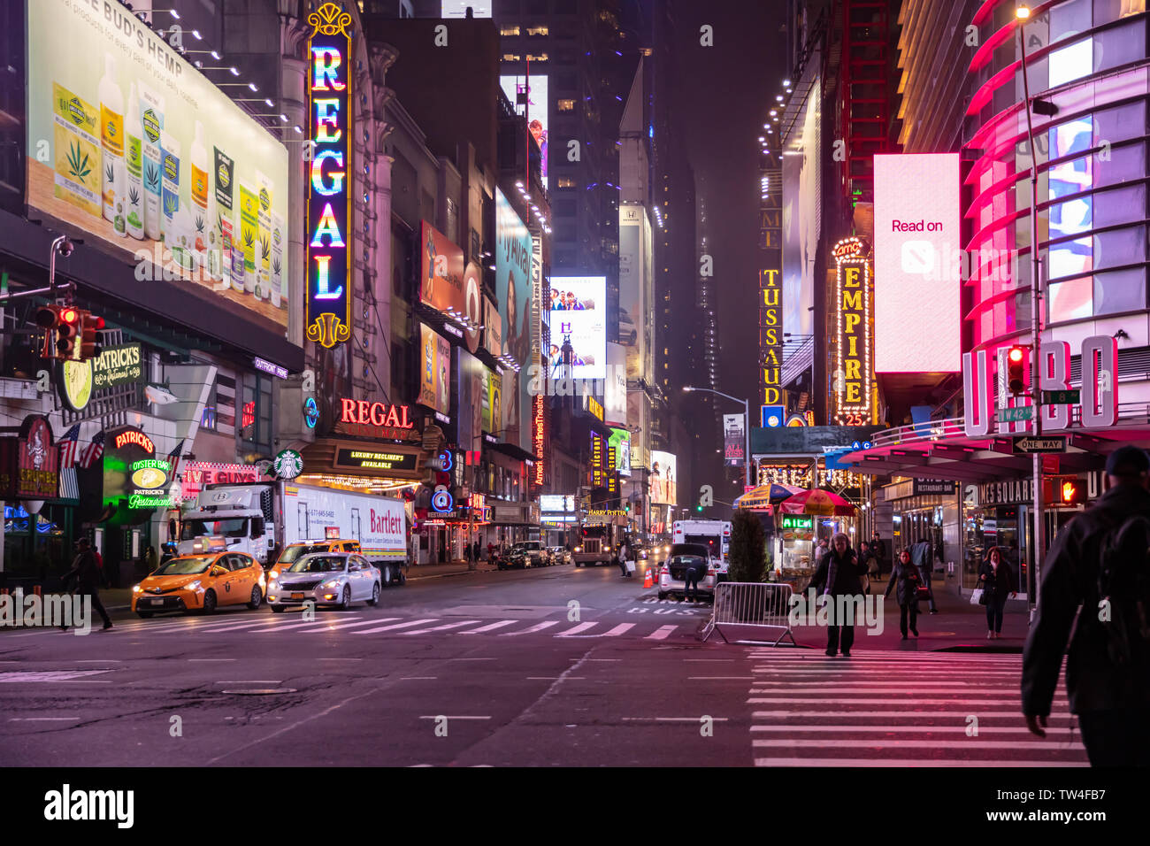 USA, New York, Manhattan. Mai 2, 2019. Broadway Straßen in der Nacht. Beleuchtete Theater, bunten Neonlichtern, großen kommerziellen Anzeigen und Menschen zu Fuß Stockfoto