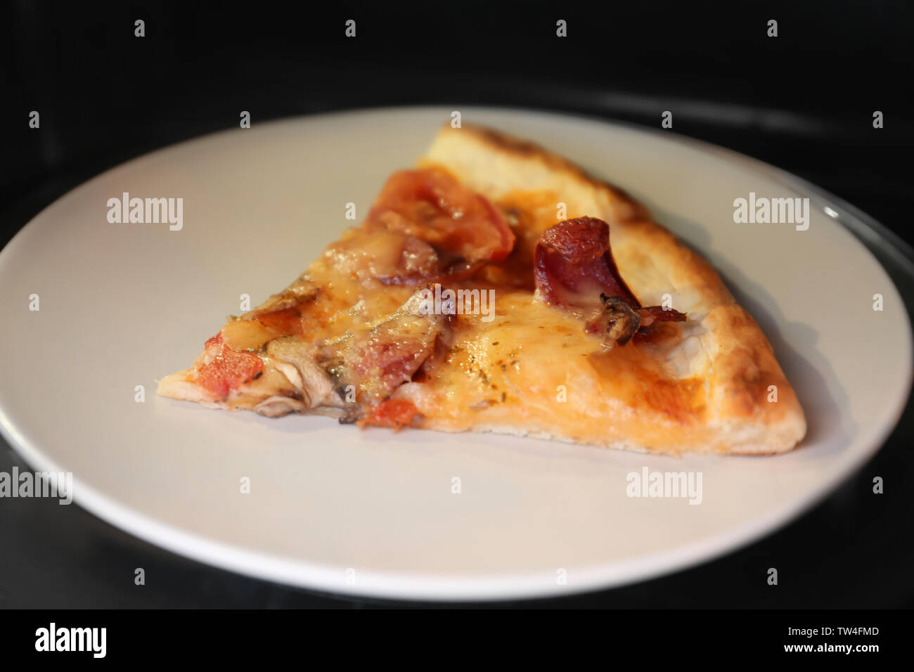 Mit pizza Teller in der Mikrowelle Stockfotografie - Alamy