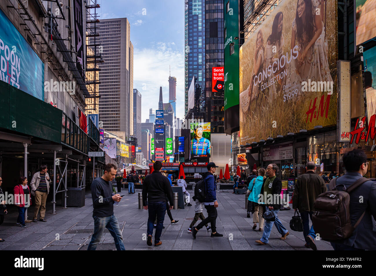 USA, New York, Manhattan Straßen. Mai 2, 2019. Wolkenkratzer, bunten Leuchtreklamen und Ads und Menschen zu Fuß Stockfoto