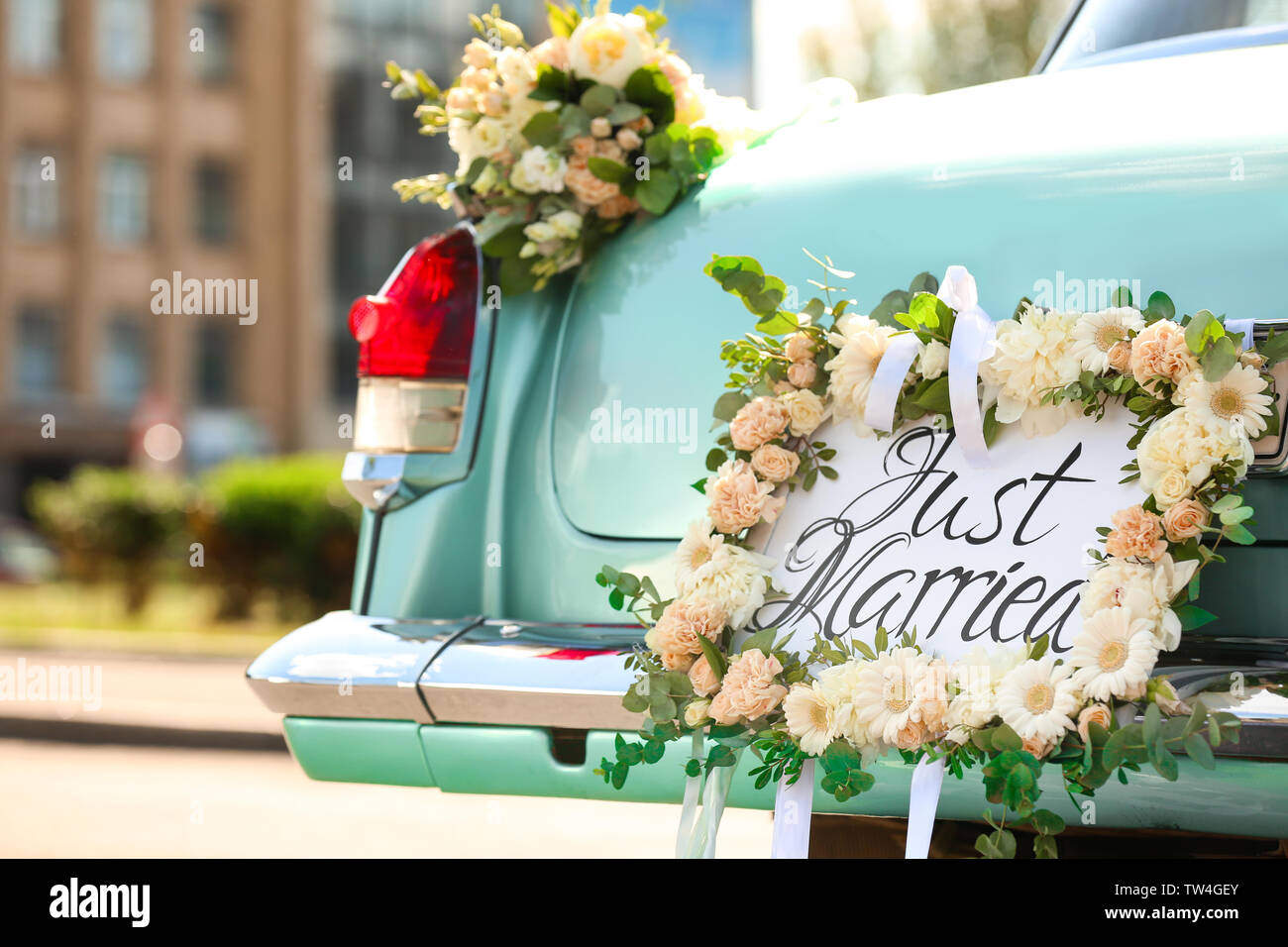 Hochzeitsdekoration auf einem Auto Stockfotografie - Alamy