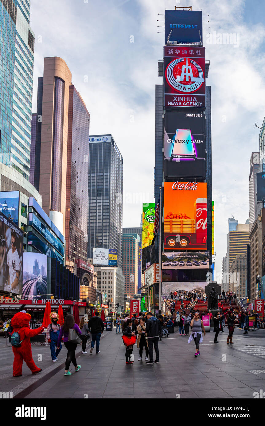 USA, New York, Times Square. Mai 2, 2019. Hohes modernes Gebäude, bunten Neonlichtern, großen kommerziellen Anzeigen und die Menschen in einem Frühlingstag Stockfoto