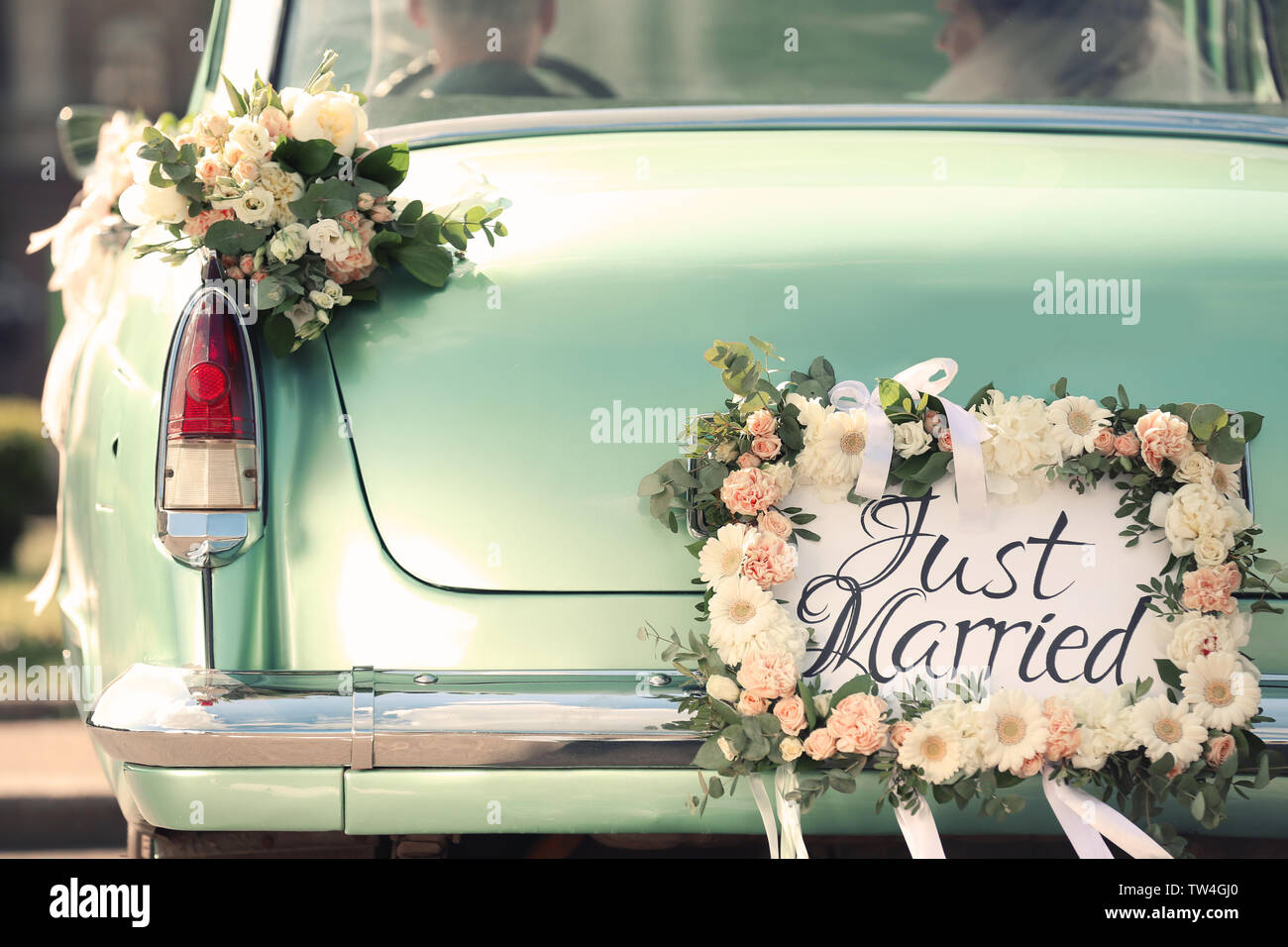 Schöne Hochzeit Auto mit Platte gerade geheiratet Stockfotografie Alamy