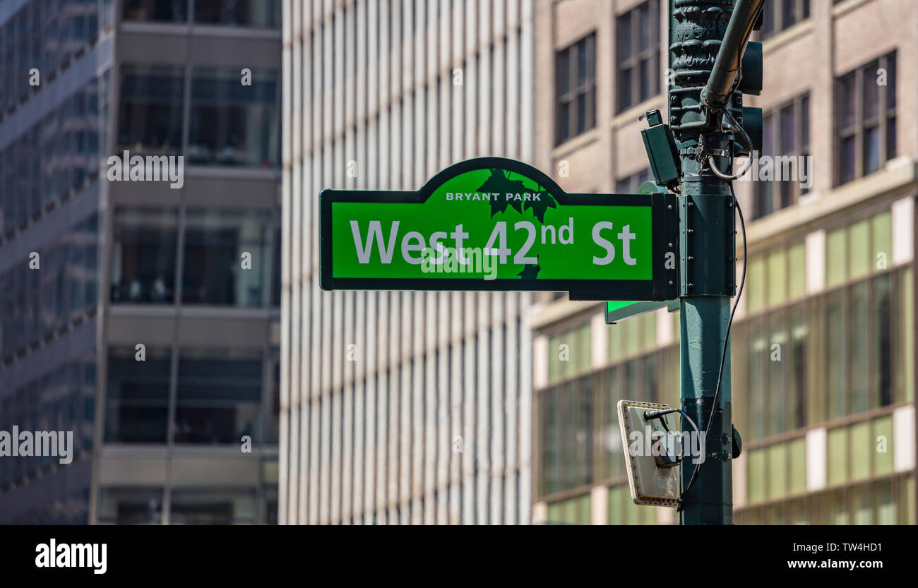 New York, USA. Mai 2nd, 2019. Bryant Park, West 42nd Street Sign. Blur Gebäude Fassade Hintergrund, Manhattan Downtown Stockfoto