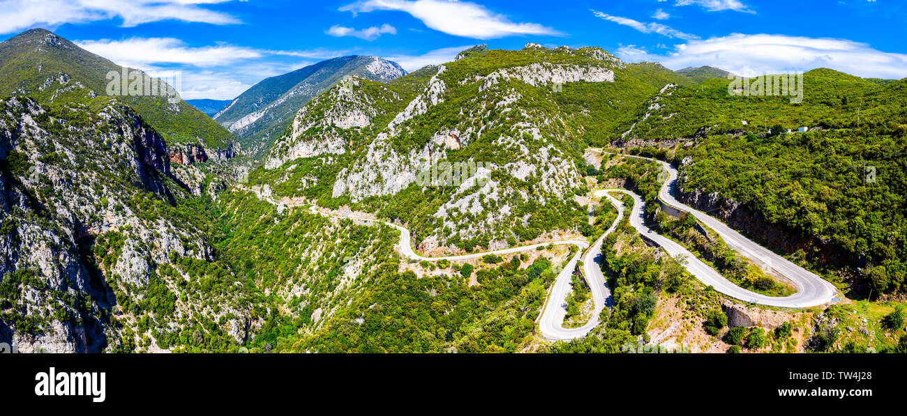 Kurvenreiche Straße in den Bergen von Griechenland Stockfoto