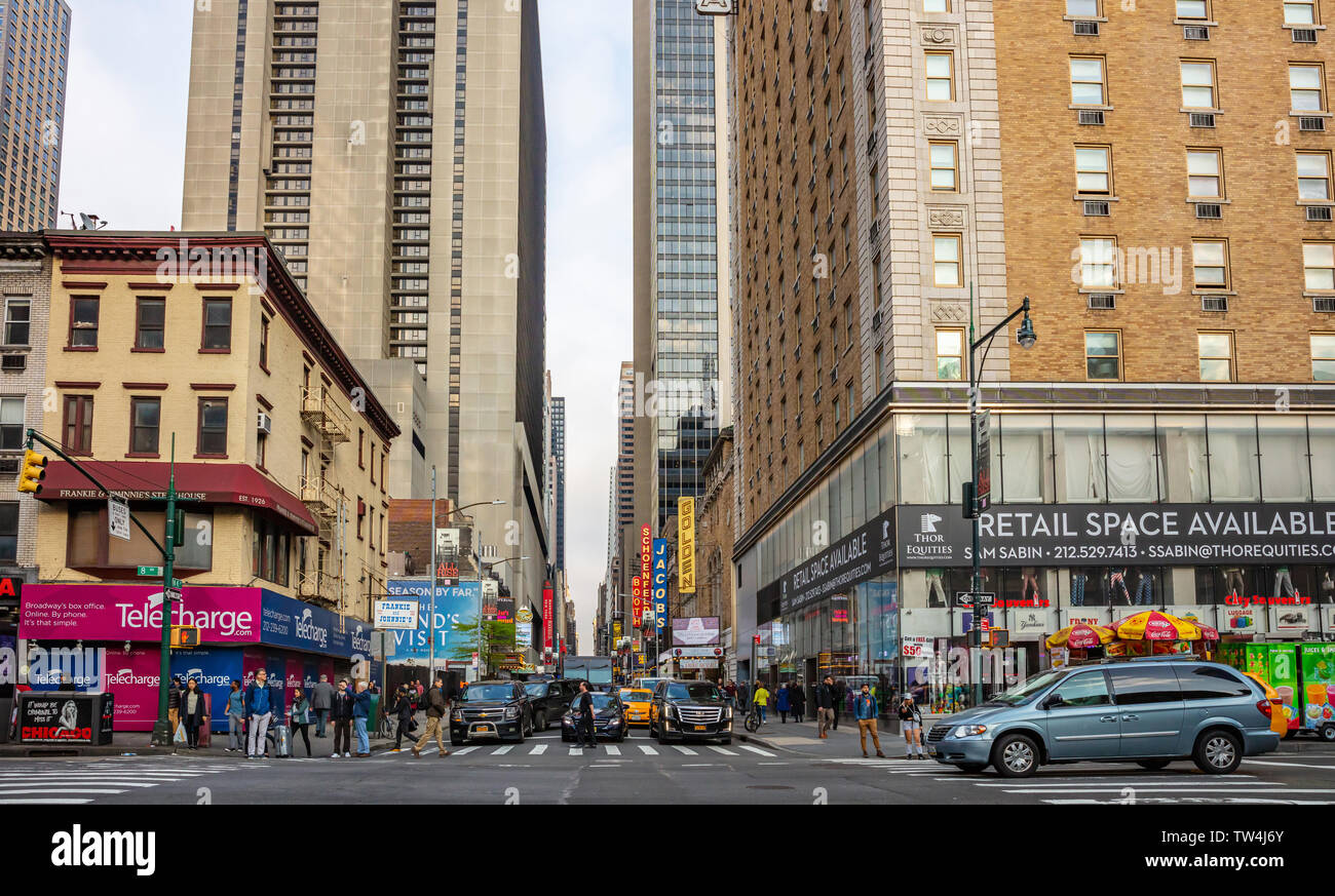 USA, New York, Manhattan Straßen. Mai 3, 2019. Wolkenkratzer, Autos und Menschen über die Straße Stockfoto