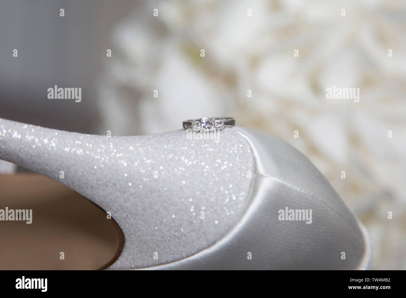 In der Nähe von Brides Verlobungsring sitzen auf dem funkelnden Ferse ihr Schuh an Ihrem Hochzeitstag, keine Menschen. Stockfoto