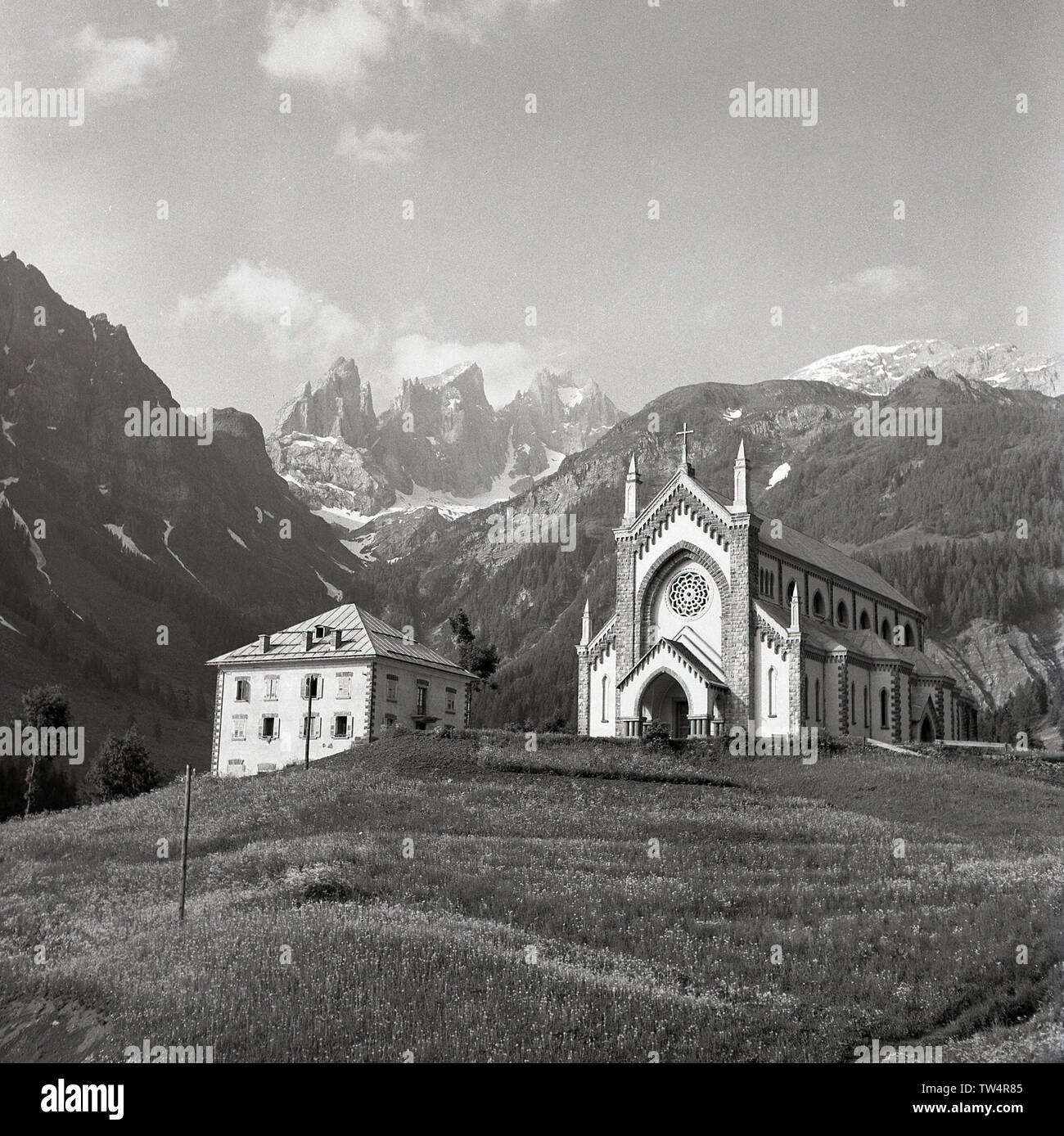 1950, historische, eine katholische Kirche im Tal der San Pellegrino Pass in den italienischen Dolomiten, ein Gebirge im Nordosten Italiens. Stockfoto