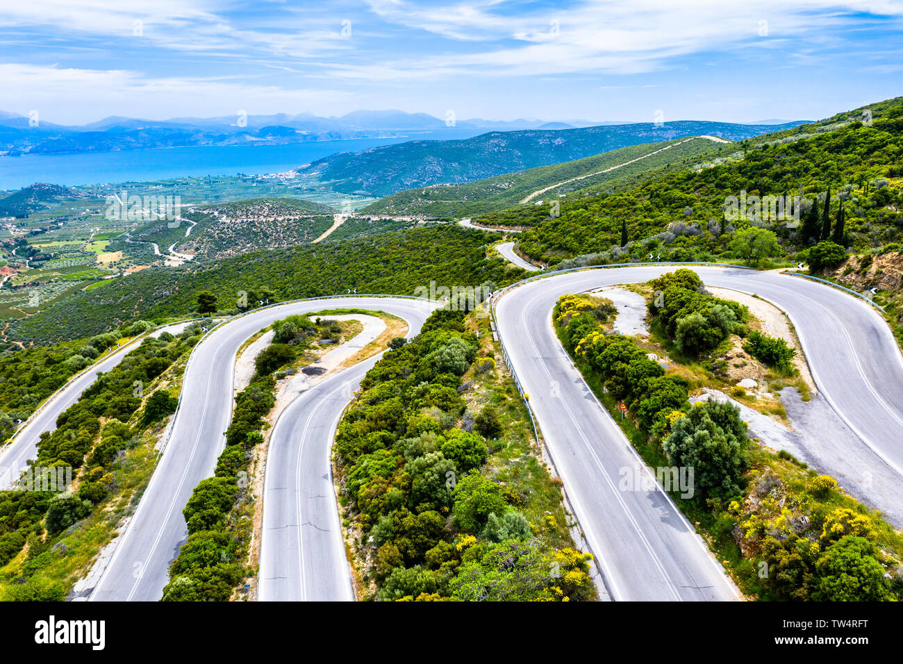 Kurvenreiche Straße in den Bergen von Griechenland Stockfoto