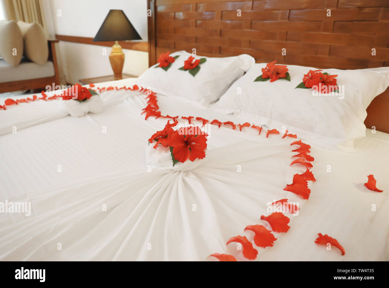 Bett mit Blumen im Hotel Zimmer dekoriert Stockfotografie - Alamy