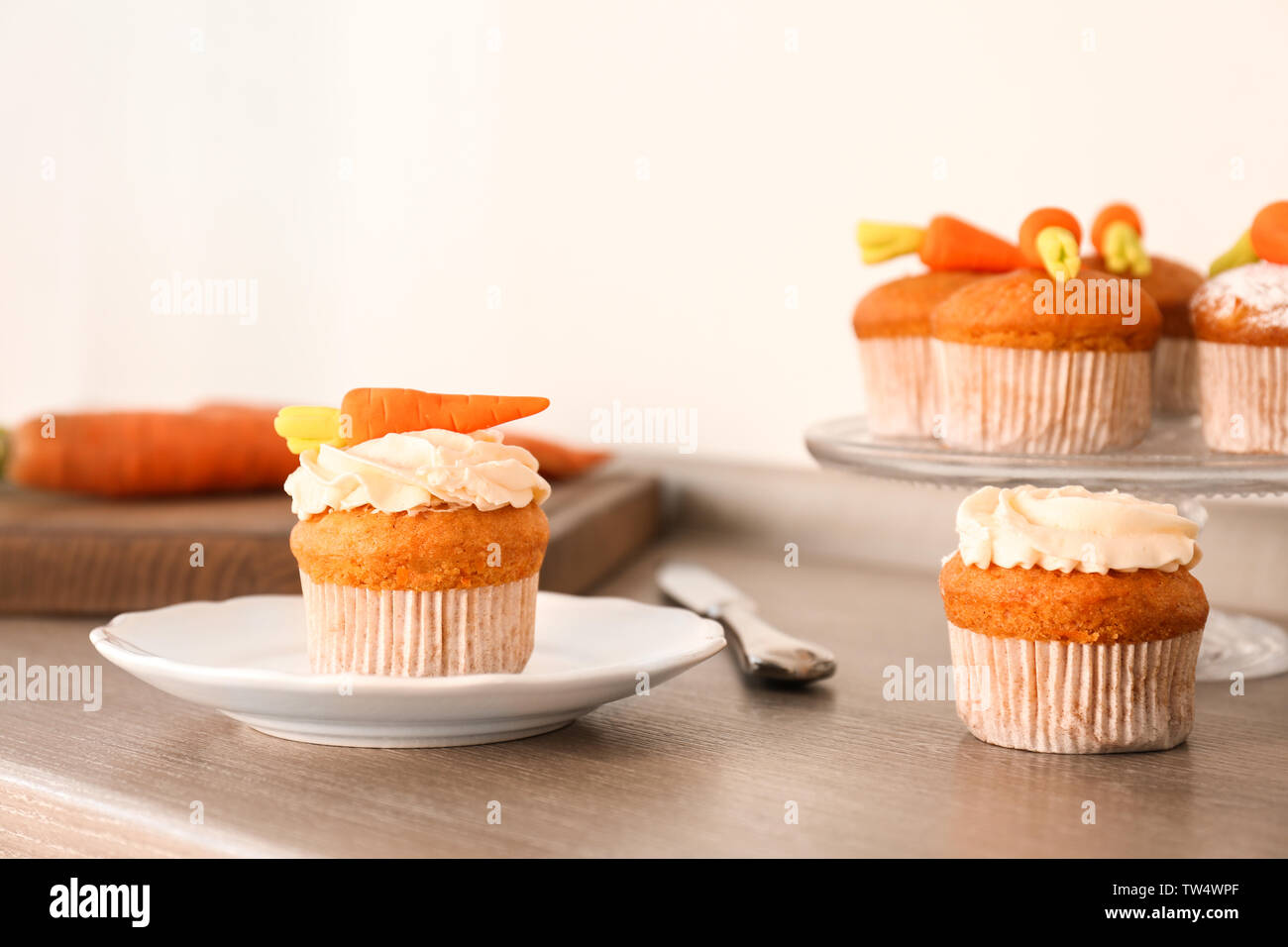 Leckere Karotte Cupcakes auf Tisch Stockfoto