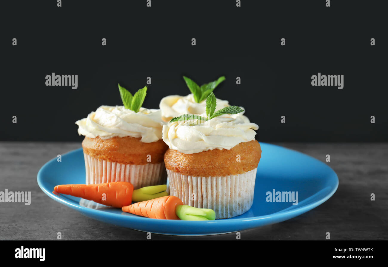 Mit leckeren Karotte Cupcakes auf der Tischplatte Stockfoto