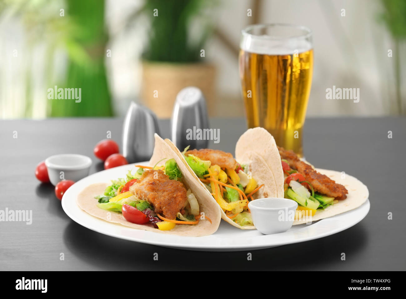 Lecker Fisch Tacos serviert auf weißem Schild auf eingereicht Stockfoto