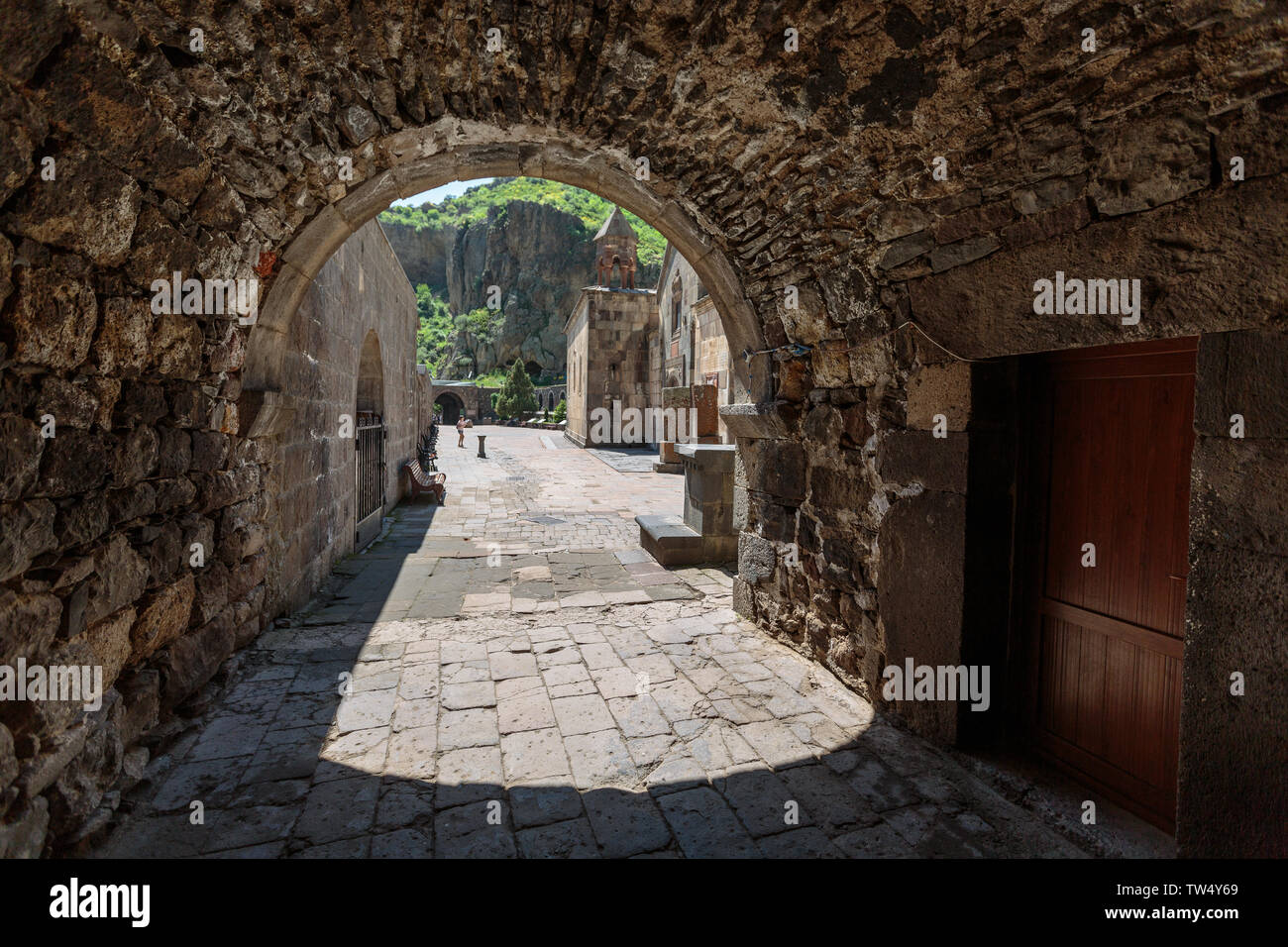 Stein Passage in Armenien in Form eines Bogens gemacht Stockfoto