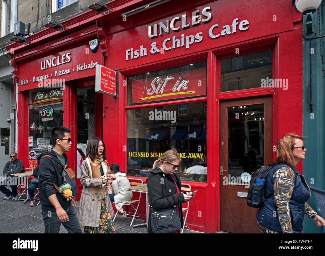 Touristen zu Fuß von Onkel Fish & Chip Cafe, George IV Bridge, Edinburgh, Schottland, Großbritannien. Stockfoto