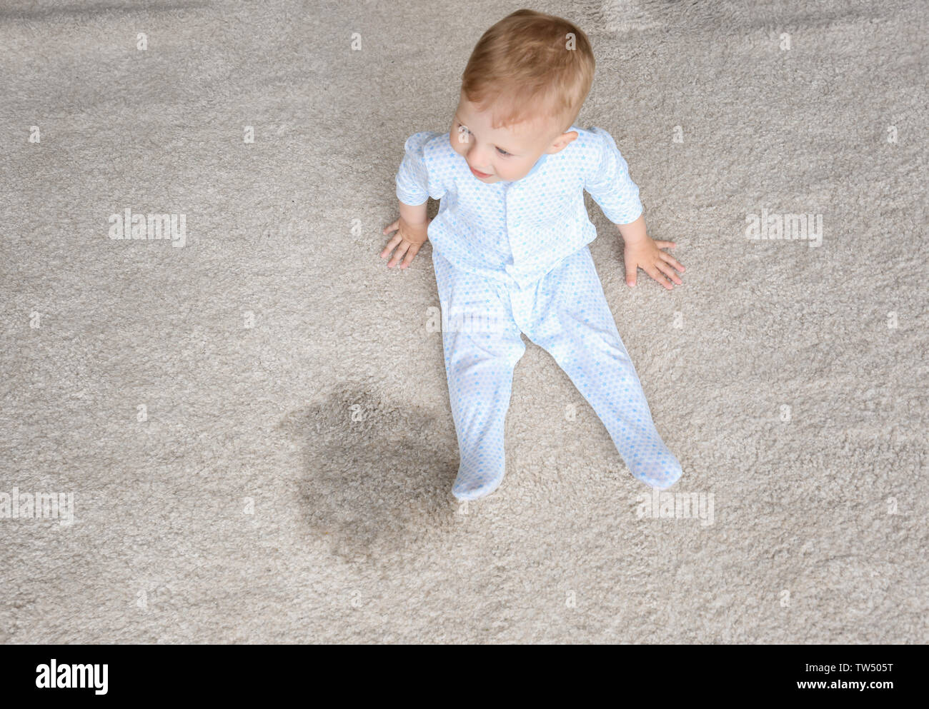 Cute Baby Junge Sitzt Auf Dem Teppich In Der Nahe Von Nassen Punkt Stockfotografie Alamy