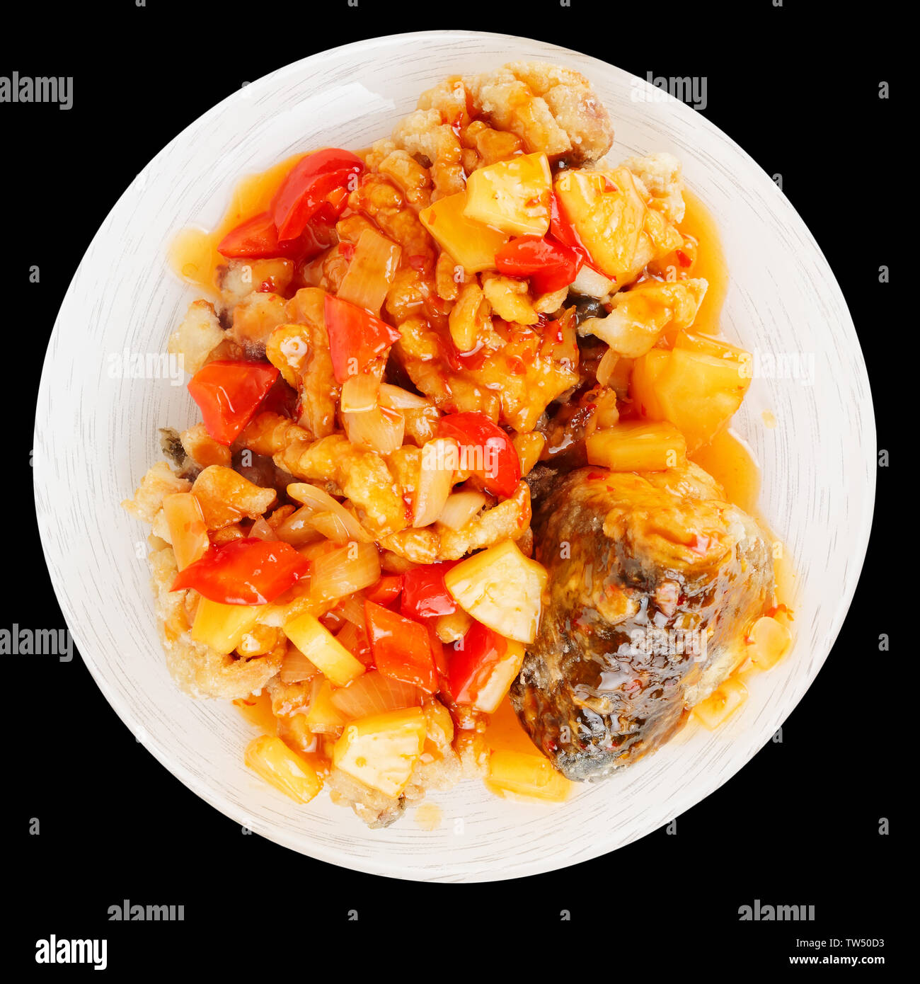 Frittierte Karpfen in süß-saurer Sauce, chinesischen Stil Teller, isoliert auf Schwarz Stockfoto