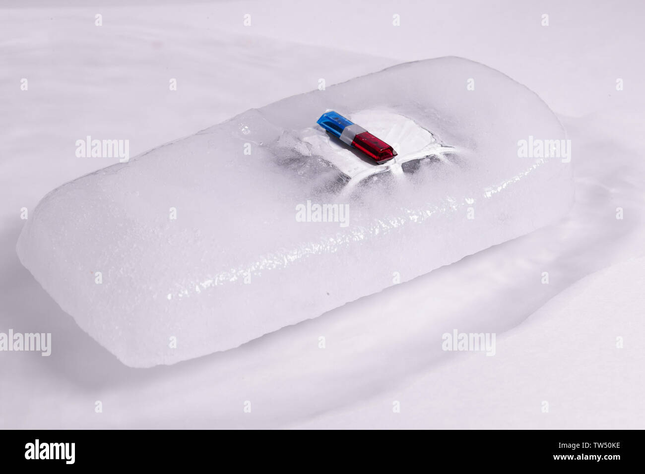 Spielzeug Polizei Auto Auftauen von gefrorenem Eis. Polizei Auto  Stockfotografie - Alamy