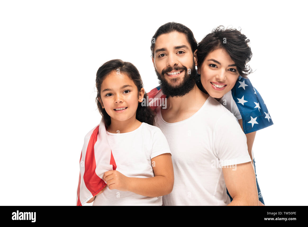 Latin Familie lächelnd, während sie amerikanische Flagge isoliert auf weißem Stockfoto