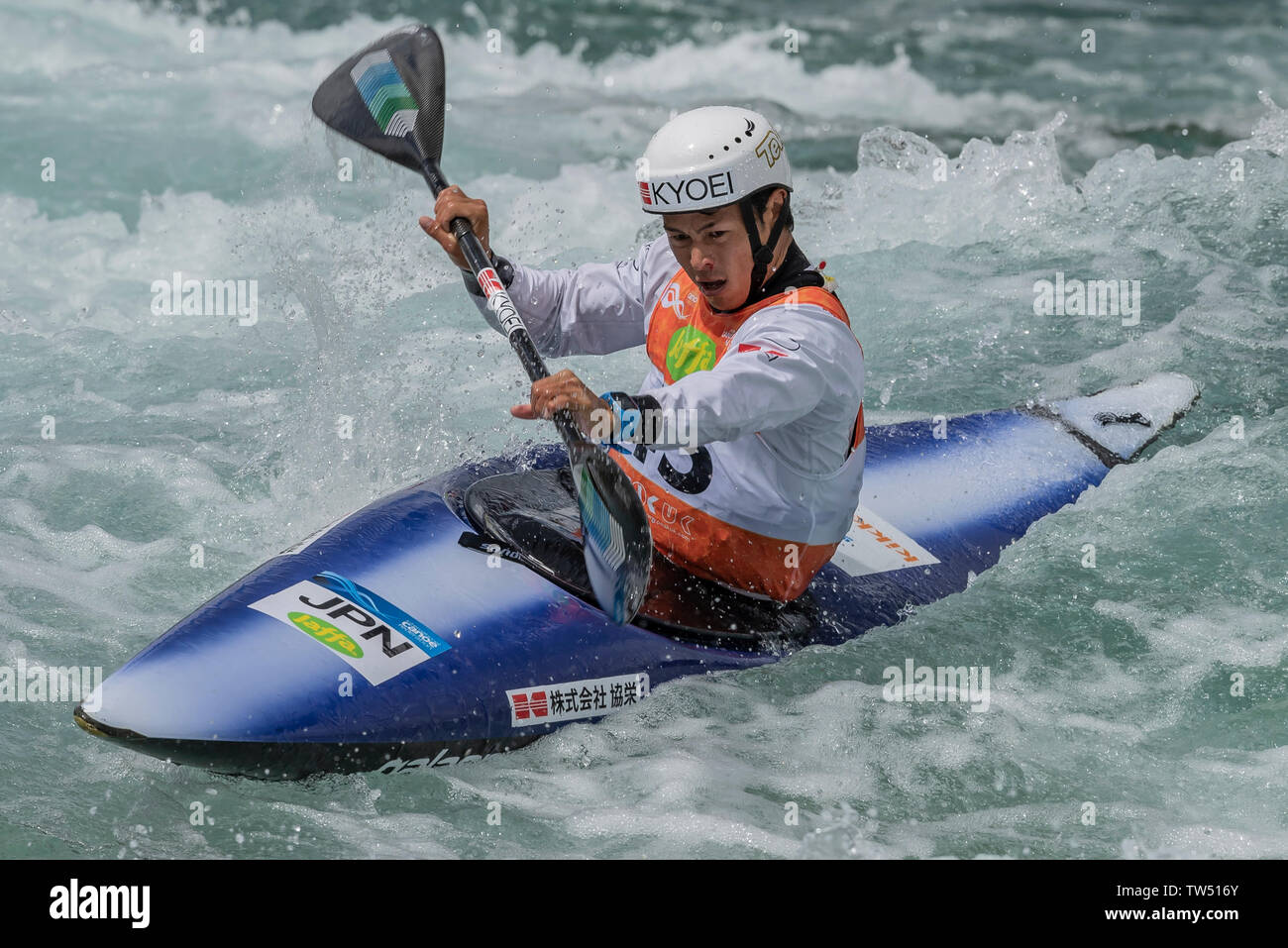 14.06.2019. Lee Valley White Water Centre, London, England. Die Canoe Slalom World Cup 2019 Taku Yoshida (JPN) konkurriert in der Mens Kajak MK1 Stockfoto