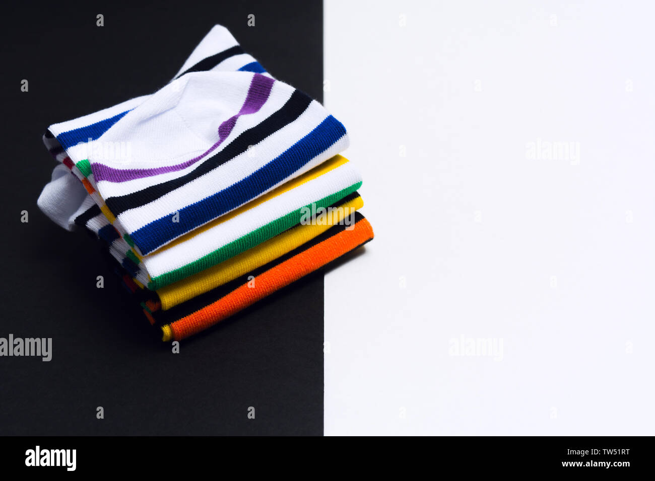 Bunte topmodische weiße und schwarze Socken über die weißen und schwarzen Hintergrund. Selektive konzentrieren. Helle Kleidung für Füße Stockfoto