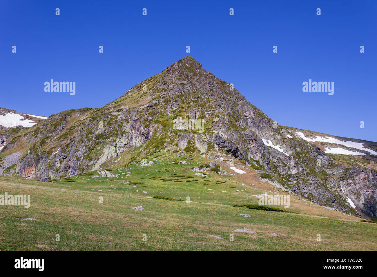 Spitzen, rocky, eindrucksvolle Gipfel über Rila Gebirge auf dem Weg nach Sieben Rila-Seen und klaren, tiefblauen Himmel Stockfoto