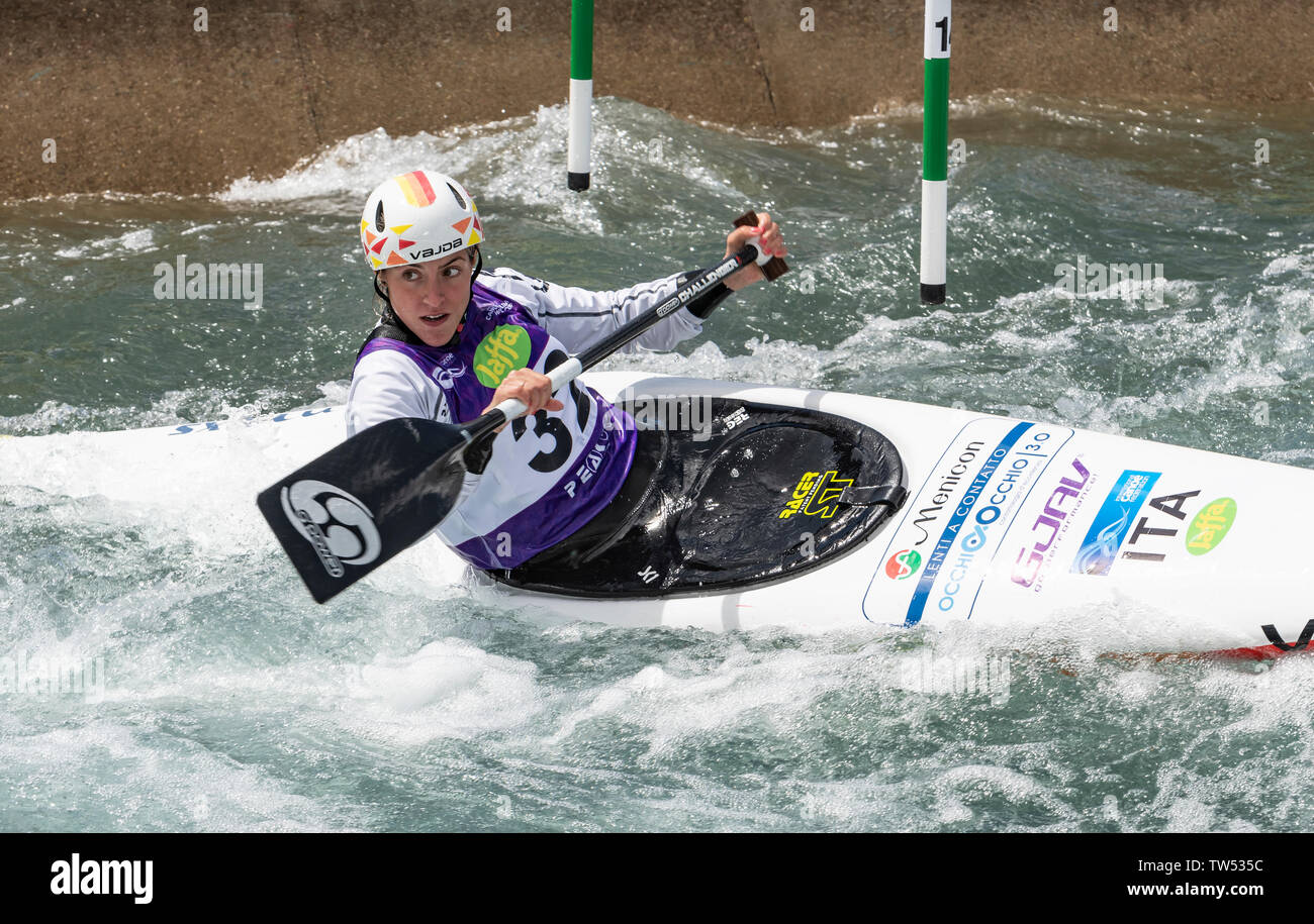 14.06.2019. Lee Valley White Water Centre, London, England. Die Canoe Slalom World Cup 2019 Marta Bertoncelli (ITA) konkurriert in der Frauen Kanu WC1 Stockfoto