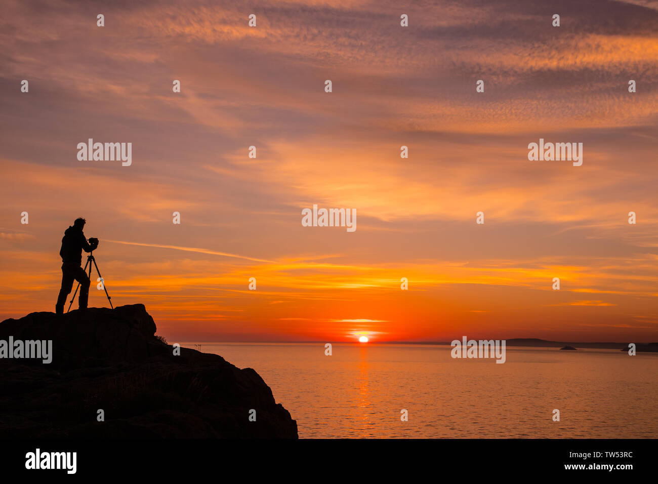 St. Ives, Cornwall, unbekannten Fotografen, die Bilder von den Sonnenaufgang im Juni von einem Aussichtspunkt auf dem Felsen in St. Ives Stockfoto