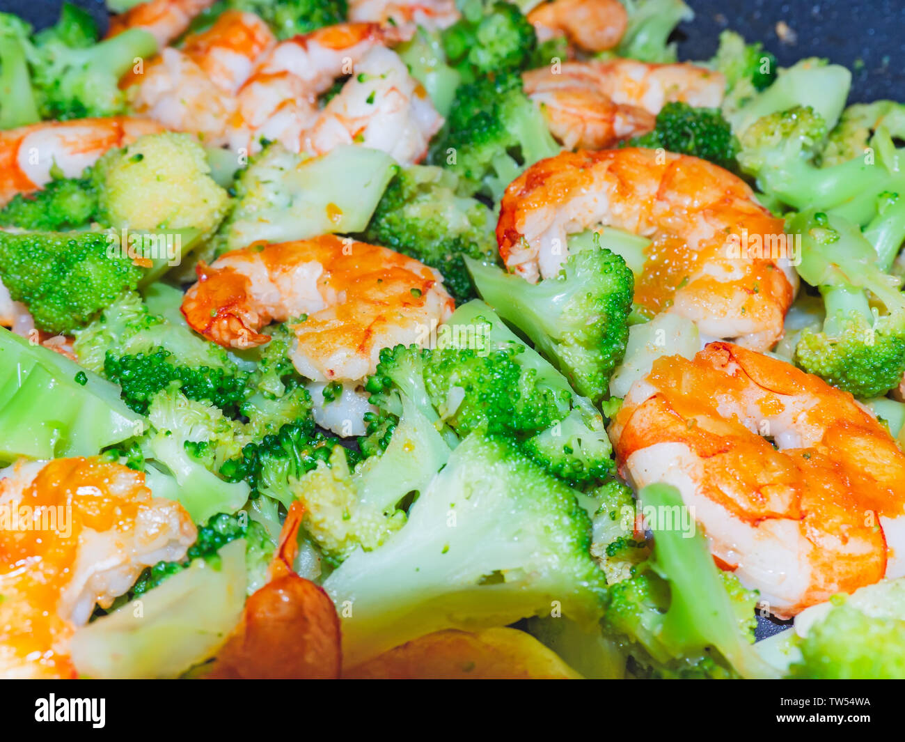 Nahaufnahme des thailändischen, chinesischen traditionellen gesundes Essen rühren - gebratener Broccoli mit Krabben oder Garnelen. Stockfoto