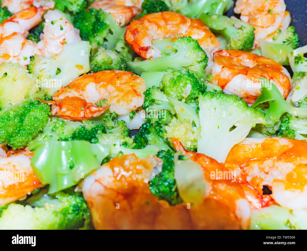 Nahaufnahme des thailändischen, chinesischen traditionellen gesundes Essen rühren - gebratener Broccoli mit Krabben oder Garnelen. Stockfoto