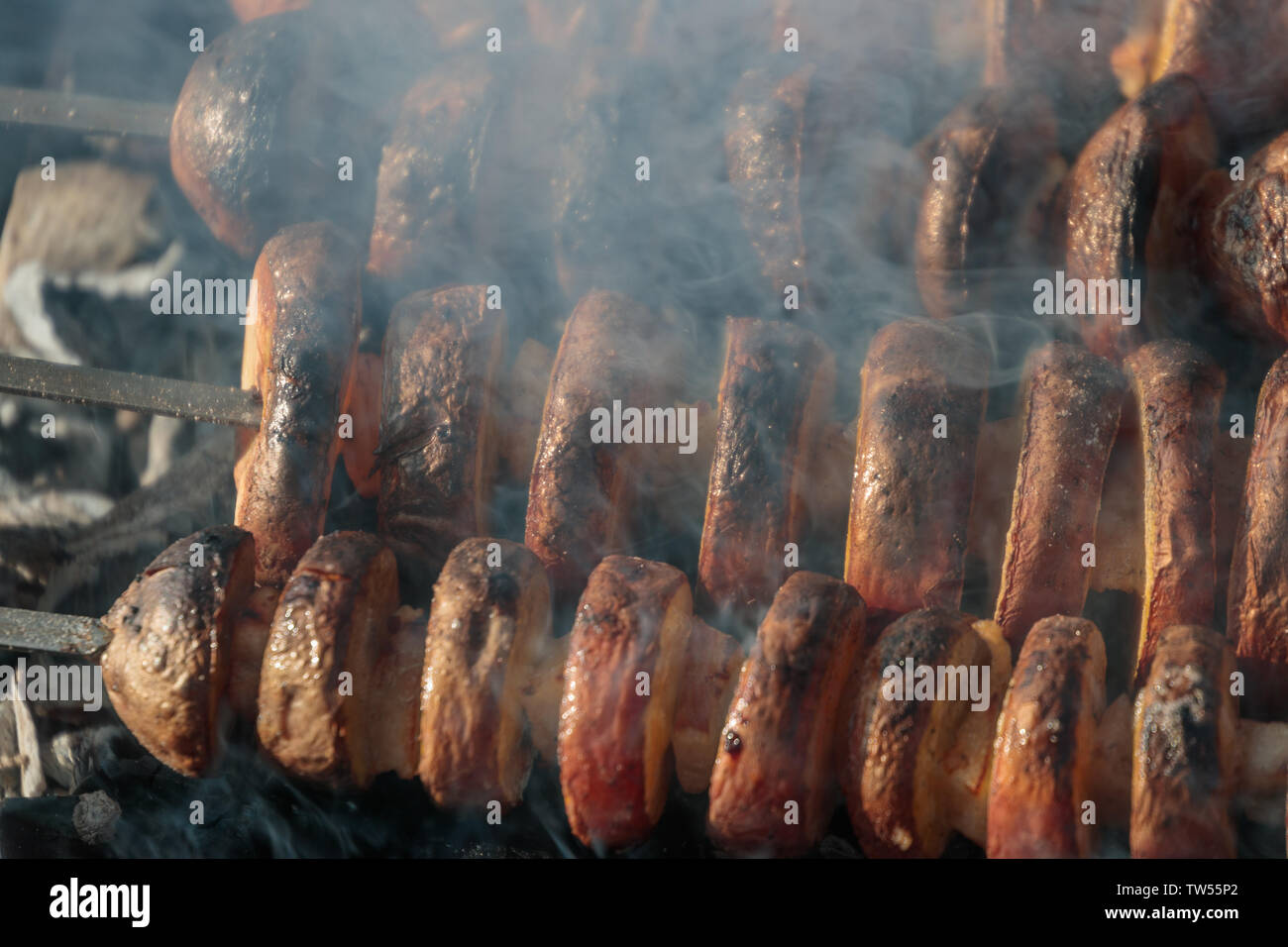 Geschnittene Kartoffeln gebraten auf einem Grill am Nachmittag Stockfoto