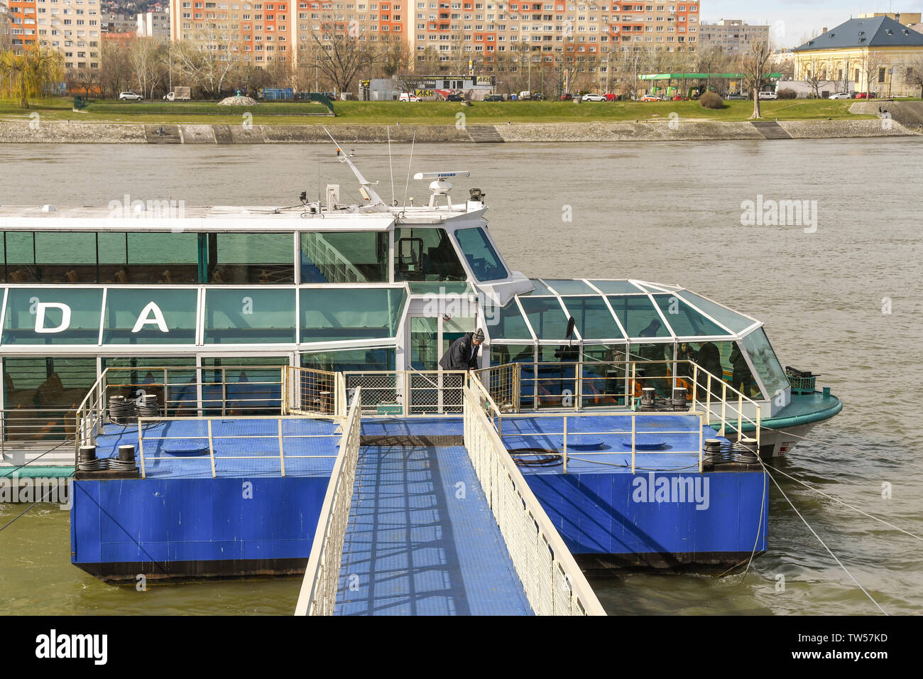 BUDAPEST, Ungarn - März 2018: River Cruise Boot neben einem Steg auf der Donau in Budapest günstig. Stockfoto