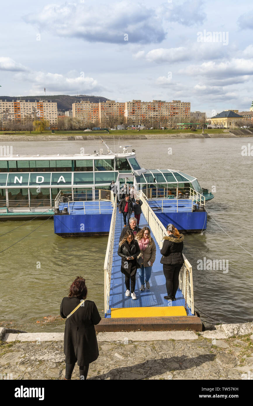 BUDAPEST, Ungarn - März 2018: Menschen aus einer Sightseeing Kreuzfahrt Schiff festgebunden neben einem Steg auf der Donau in Budapest. Stockfoto