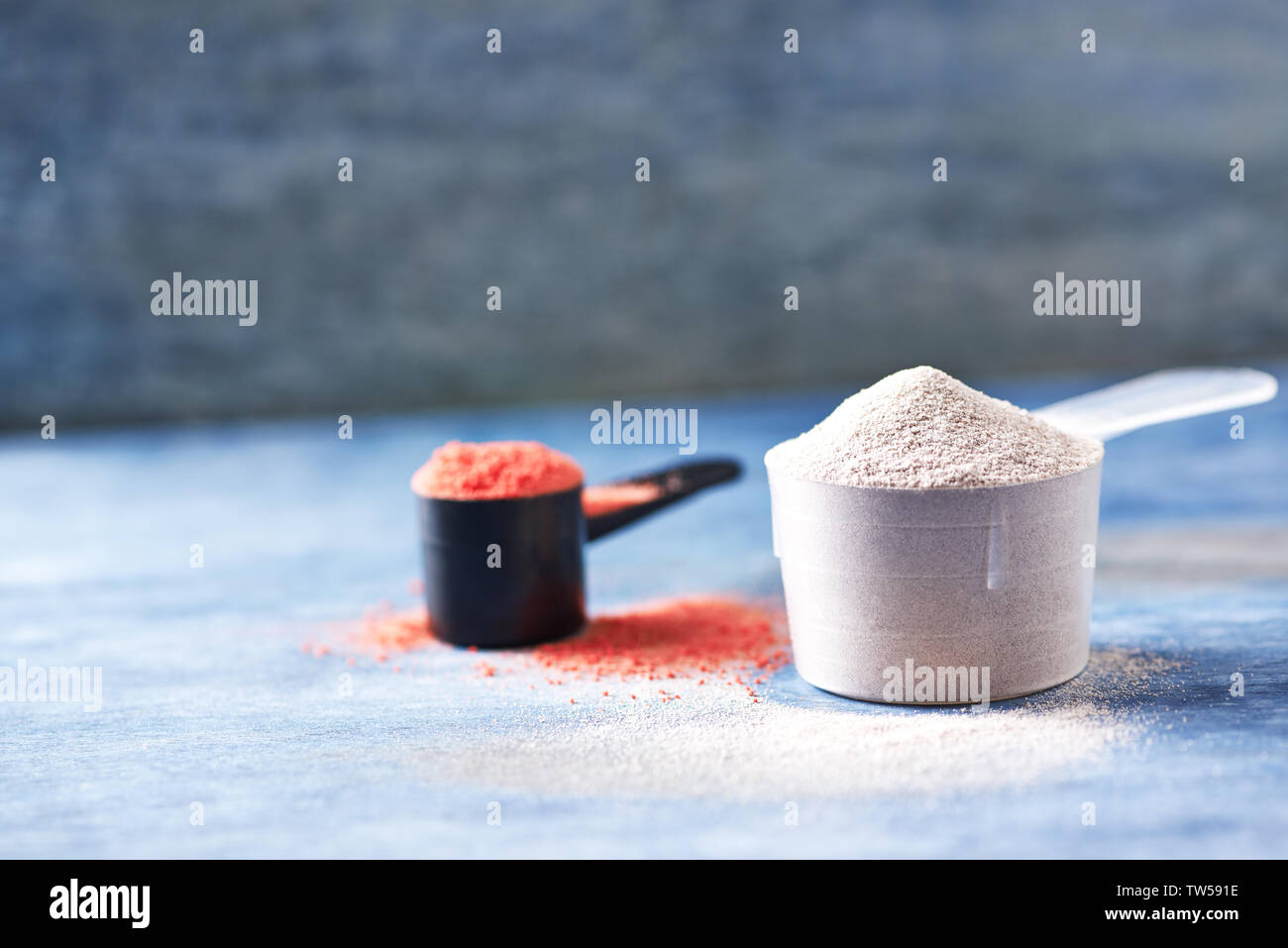 Messlöffel Whey Protein und Creatin Pulver. Sport Ernährung Stockfotografie  - Alamy