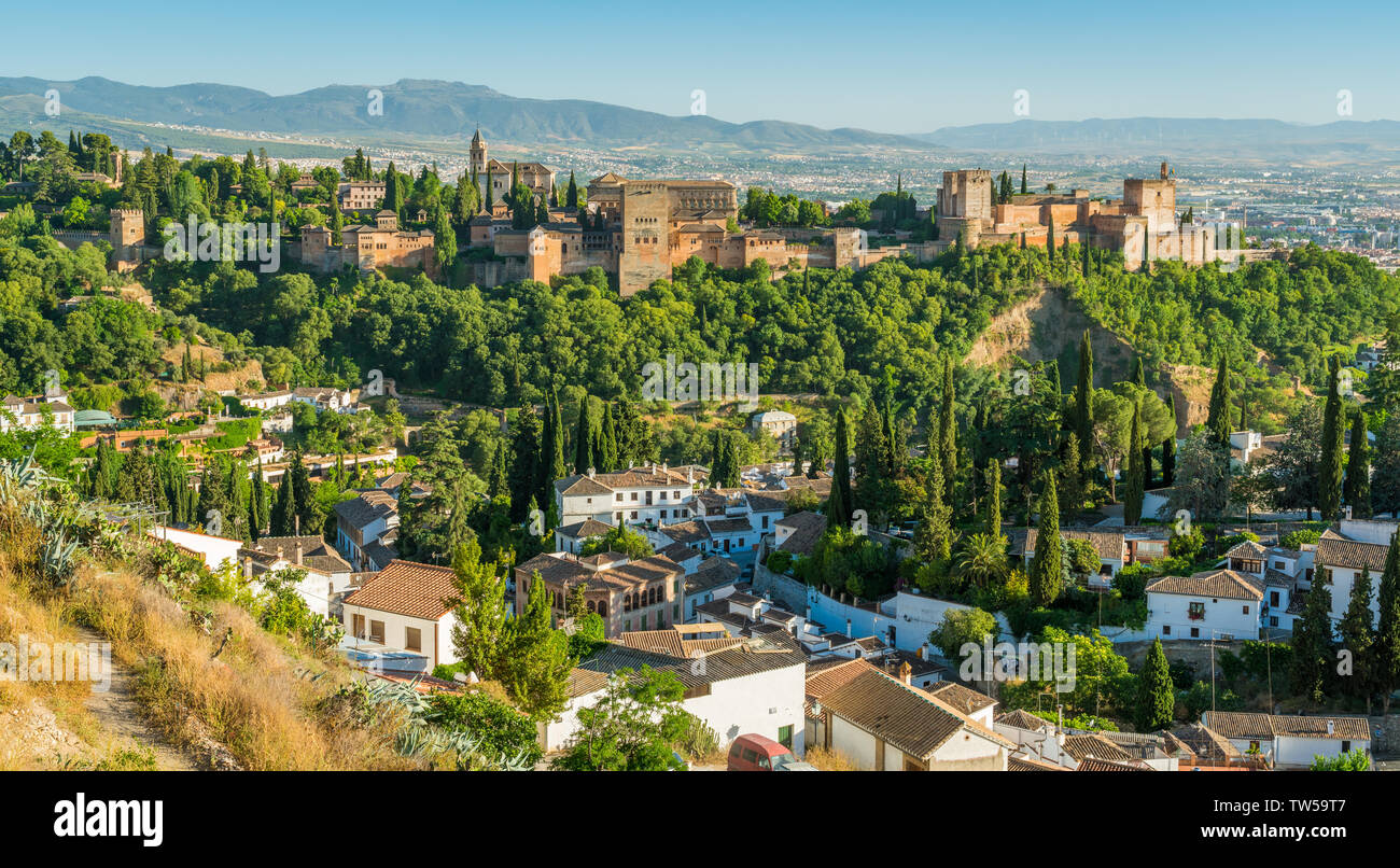 Panoramische Sicht auf die Alhambra und das Viertel Albaicin in Granada. Andalusien, Spanien. Stockfoto