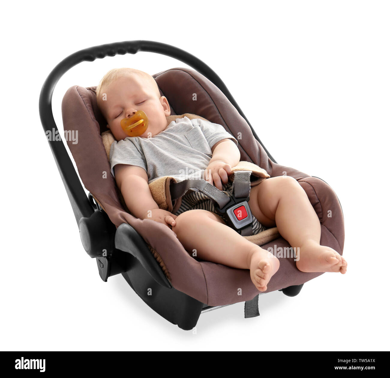 Adorable Baby mit schnuller schlafen im Kindersitz isoliert auf weißem  Stockfotografie - Alamy