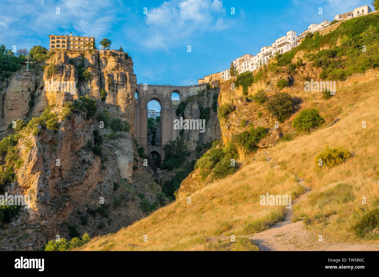 Ronda und seine historische Brücke in der späten Nachmittagssonne. Provinz Malaga, Andalusien, Spanien. Stockfoto