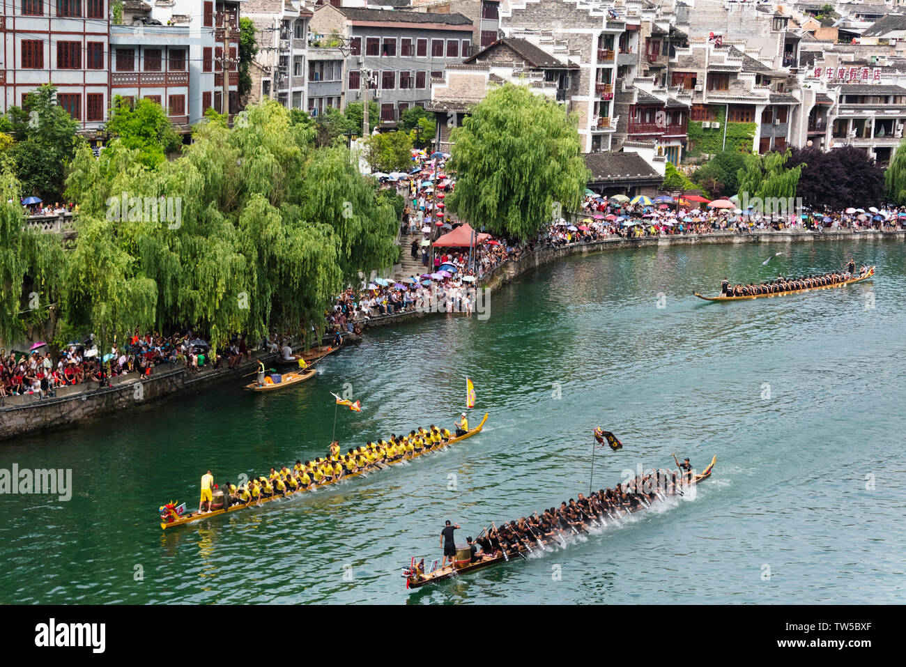 Drachenbootrennen auf wuyang Fluß während Duanwu Festival, Zhenyuan, Provinz Guizhou, China Stockfoto