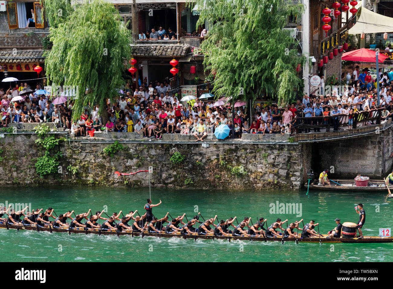 Drachenbootrennen auf wuyang Fluß während Duanwu Festival, Zhenyuan, Provinz Guizhou, China Stockfoto