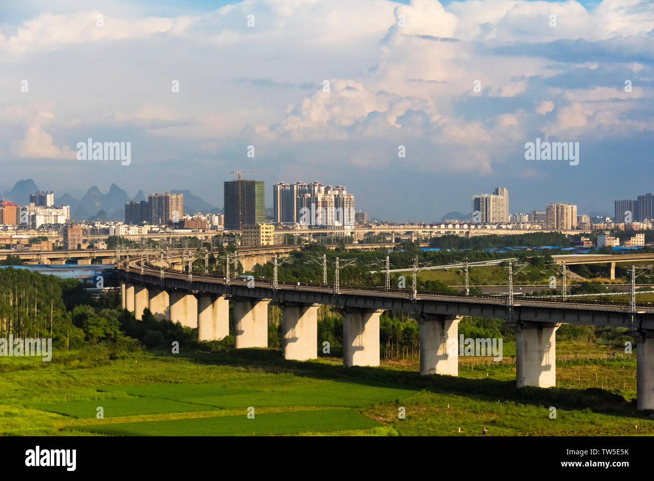 High Speed Train Track mit neuen Stadt, Guilin, Guangxi Provinz, China Stockfoto