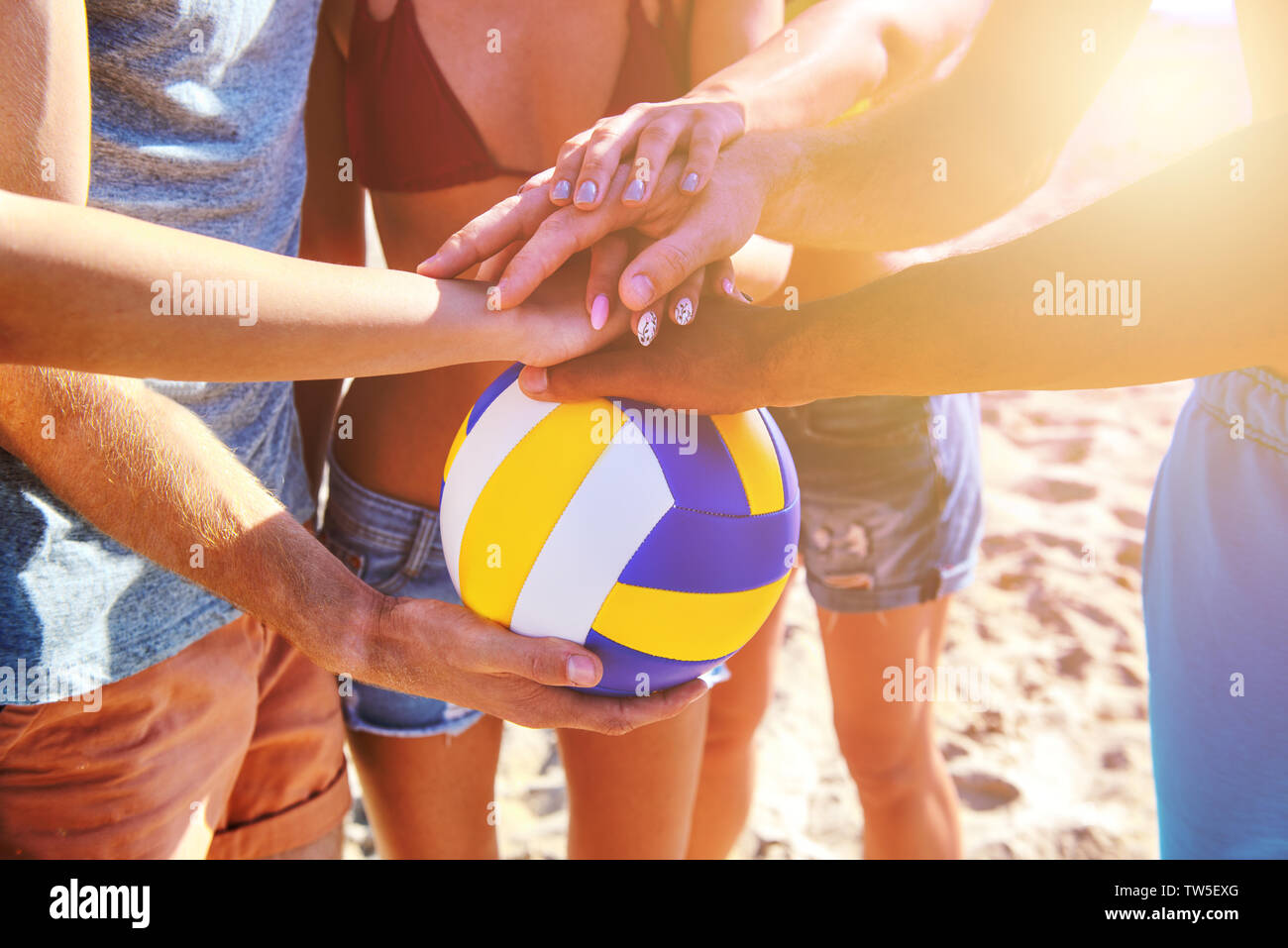 Gruppe von Freunden zu Beach-Volleyball am Strand spielen Stockfoto